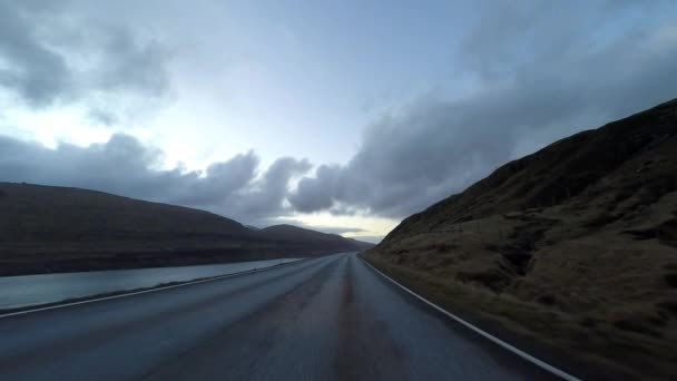 Mit dem Auto auf dem Land unterwegs — Stockvideo