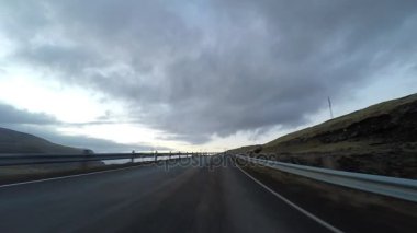 Kırsal kesimde bir araba ile seyahat 