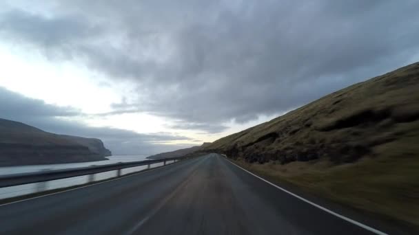 Подорож з машиною в сільській місцевості — стокове відео
