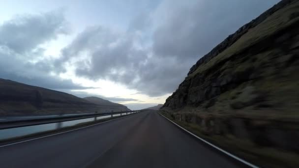 Mit dem Auto auf dem Land unterwegs — Stockvideo