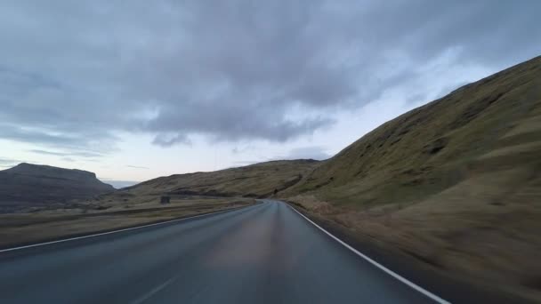 Viajar com um carro no campo — Vídeo de Stock