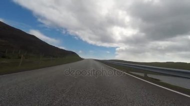 Kırsal kesimde bir araba ile seyahat 