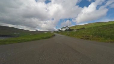 Kırsal kesimde bir araba ile seyahat 