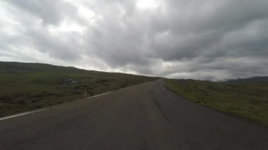 Kırsal kesimde bir araba ile seyahat 