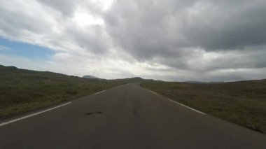 Kırsal kesimde bir araba ile seyahat 