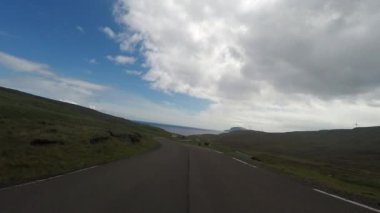 Kırsal kesimde bir araba ile seyahat 