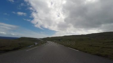 Kırsal kesimde bir araba ile seyahat 