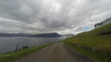 Kırsal kesimde bir araba ile seyahat 