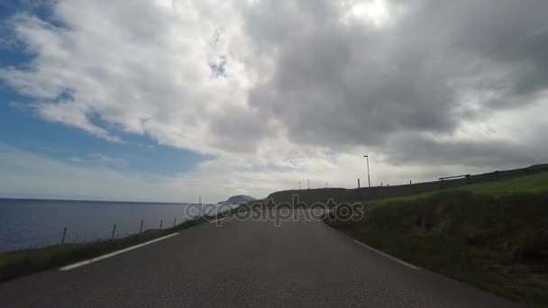 Viajar con un coche en el campo — Vídeo de stock