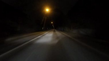 Bir tünelden geçiyorum. 