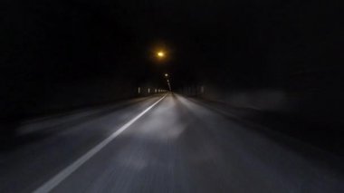 Bir tünelden geçiyorum. 