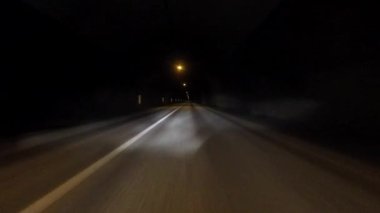 Bir tünelden geçiyorum. 