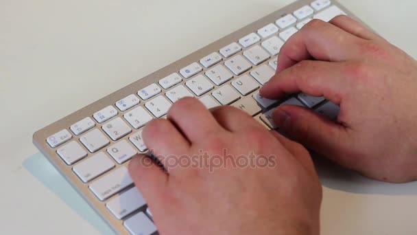 Typen op een toetsenbord — Stockvideo