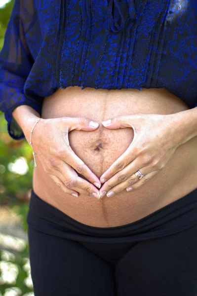 Mulher grávida com uma barriga grande — Fotografia de Stock