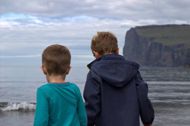 Sahilde oynayan bir çocuk 