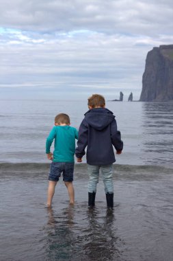 Sahilde oynayan bir çocuk 