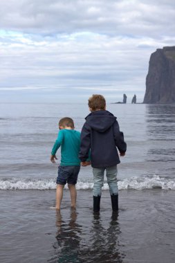 Sahilde oynayan bir çocuk 