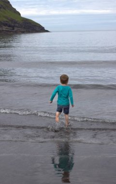 Sahilde oynayan bir çocuk 