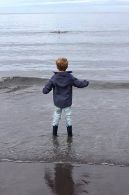 Sahilde oynayan bir çocuk 