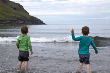 Sahilde oynayan bir çocuk 