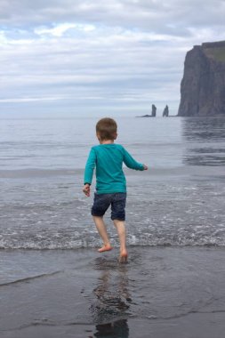 Sahilde oynayan bir çocuk 