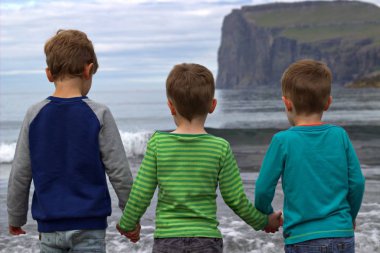 Sahilde oynayan bir çocuk 