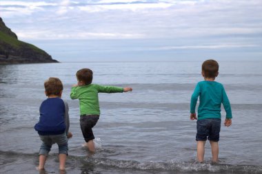 Sahilde oynayan bir çocuk 