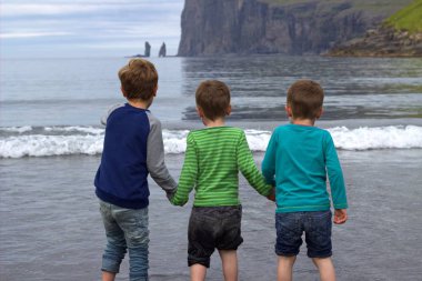 Sahilde oynayan bir çocuk 