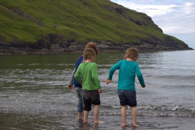 Sahilde oynayan bir çocuk 