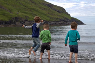 Sahilde oynayan bir çocuk 