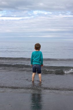 Sahilde oynayan bir çocuk 