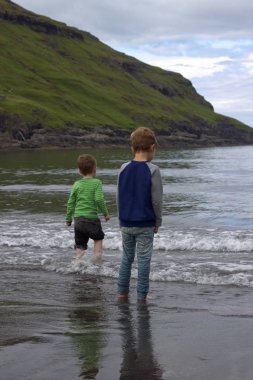 Sahilde oynayan bir çocuk 