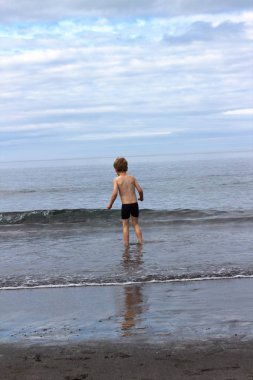 Sahilde oynayan bir çocuk 