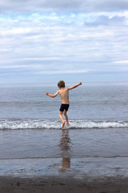 Sahilde oynayan bir çocuk 