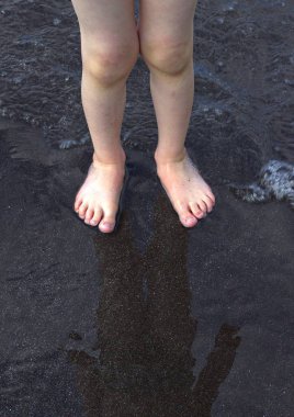 Sahilde oynayan bir çocuk 