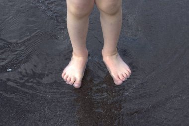 Sahilde oynayan bir çocuk 