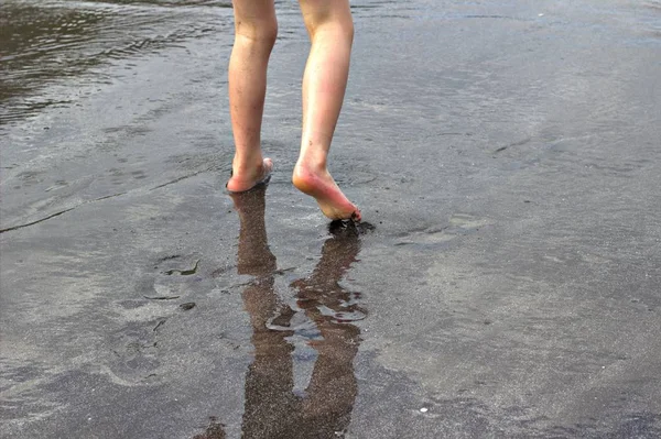 Enfant jouant sur une plage — Photo