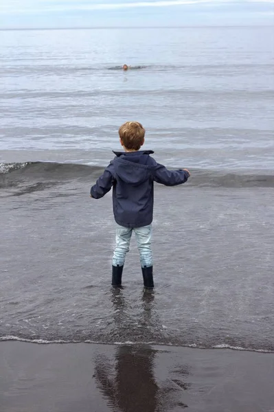 Sahilde oynayan bir çocuk 