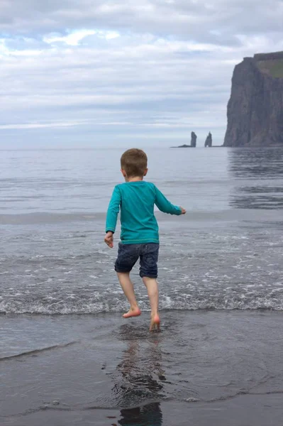 Sahilde oynayan bir çocuk 