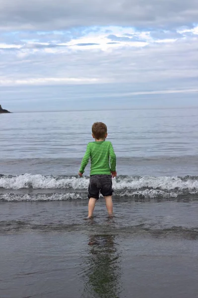 Sahilde oynayan bir çocuk 