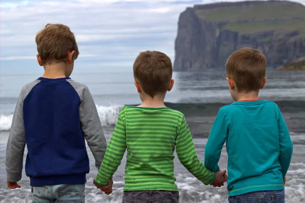 Sahilde oynayan bir çocuk 