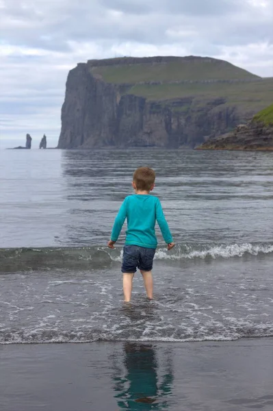 Sahilde oynayan bir çocuk 