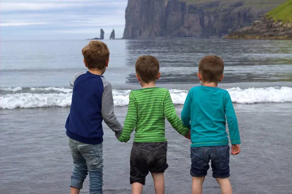 Sahilde oynayan bir çocuk 