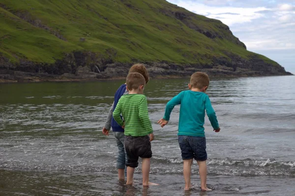 Sahilde oynayan bir çocuk 