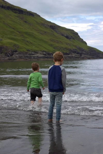 Sahilde oynayan bir çocuk 