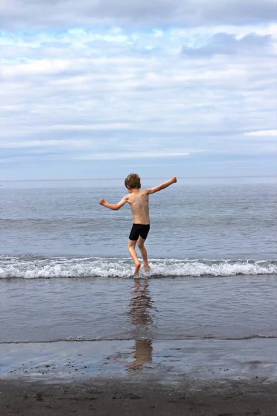 Sahilde oynayan bir çocuk 