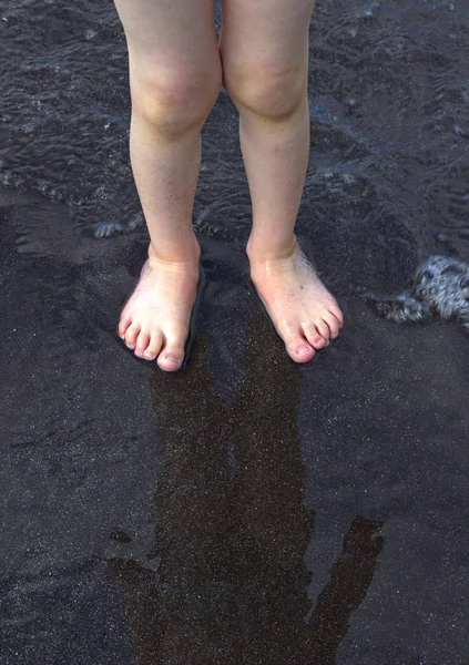 Sahilde oynayan bir çocuk 