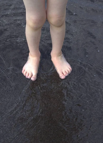 Sahilde oynayan bir çocuk 