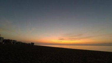 Barcelona'da bir plajda gündoğumu 