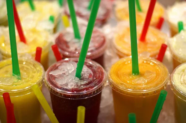 Barcelona'da bir pazarda soğuk içecekler 